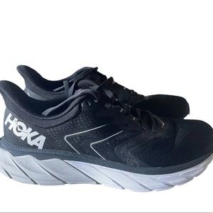 HOKA ONE ONE Womens ARAHI 5 SZ 8 (B) SHOES BLACK/WHITE 1115012-BWHT.